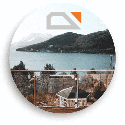 Glasräcke med rostfria stolpar och överliggare, placerat på altan med panoramavy över vatten, berg och pittoresk bebyggelse.